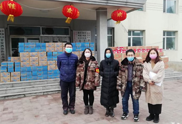 九星鈦材料（遼寧）有限公司董事長兼總經(jīng)理劉志鵬向奮戰(zhàn)在抗疫前線的平西街道捐贈300箱牛奶和300箱飲料。