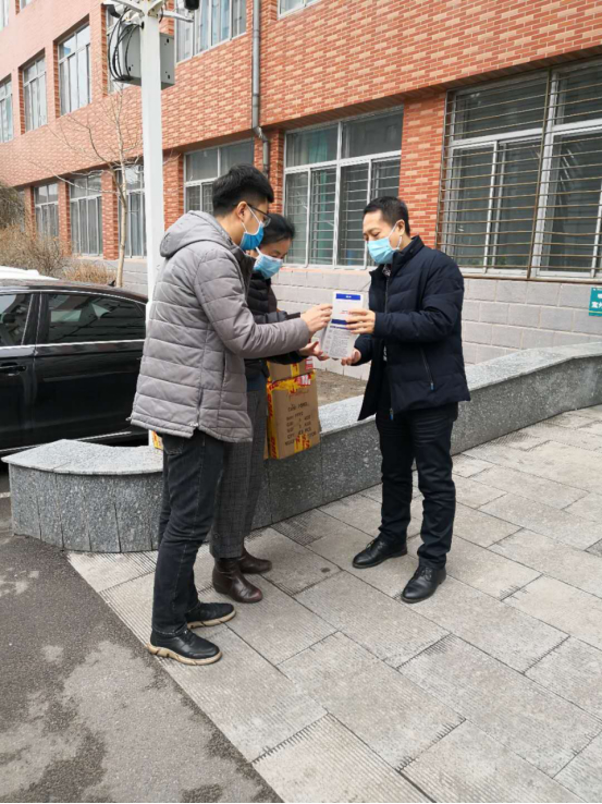 九星鈦材料（遼寧）有限公司董事長兼總經(jīng)理劉志鵬向阜新市中心醫(yī)院捐贈1000個FFP2口罩（歐洲標準，相當于N95）。